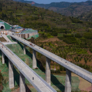 成都軌道交通18號線龍泉山隧道從西側向東側“穿墻而出”，順利實現貫通 ...