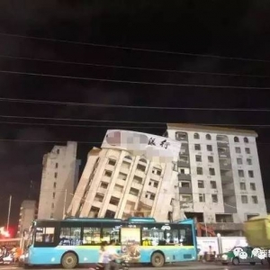 南寧友愛路地鐵口一棟大樓塌了？真相是……
