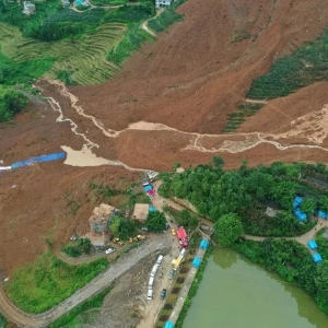 大型山體滑坡，造成11人死亡，仍有42人失聯，工程防護、監測刻不容緩! ...