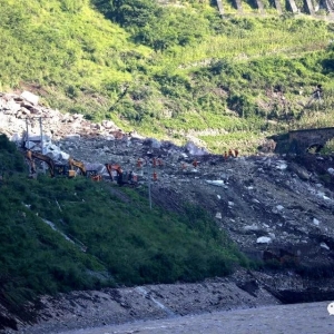 成昆鐵路山體垮塌現(xiàn)場 生命探測儀5個重點方位開展探測