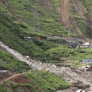 四川甘洛山體邊坡垮塌把救人放在第一位