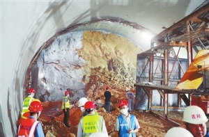 石景山隧道首次爆破成功 興業(yè)快線(南段)一標(biāo)段開挖!