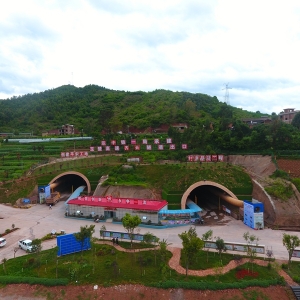 云南玉楚高速公路全線最長最大風險最高隧道貫通