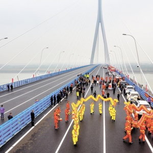 嘉魚長江大橋通車