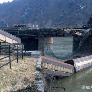 突發：美國火車沖出橋梁，墜入河中！車廂鐵橋均被撕裂，一片狼藉 ...