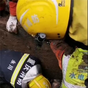 重慶一管道施工現場發生坍塌 一名工人被困