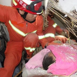 北京一民房屋頂坍塌一人被困，消防員徒手救人