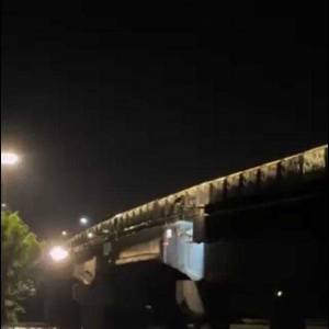 嘉興京杭運(yùn)河一橋梁被撞，當(dāng)?shù)兀荷媸麓粸樨洿瑯蛄簳簳r(shí)禁止通行 ...