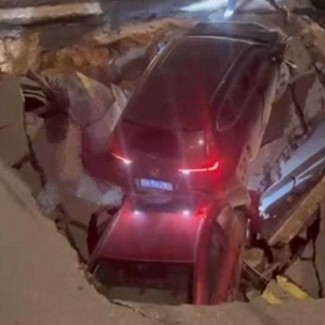 武漢一路面塌陷有兩輛車掉進深坑，目擊者稱現場有人躺在坑里，交警回應 ...