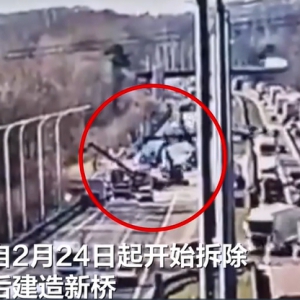 瞬間：比利時(shí)一橫跨運(yùn)河橋梁突然坍塌砸在貨船上致1死
